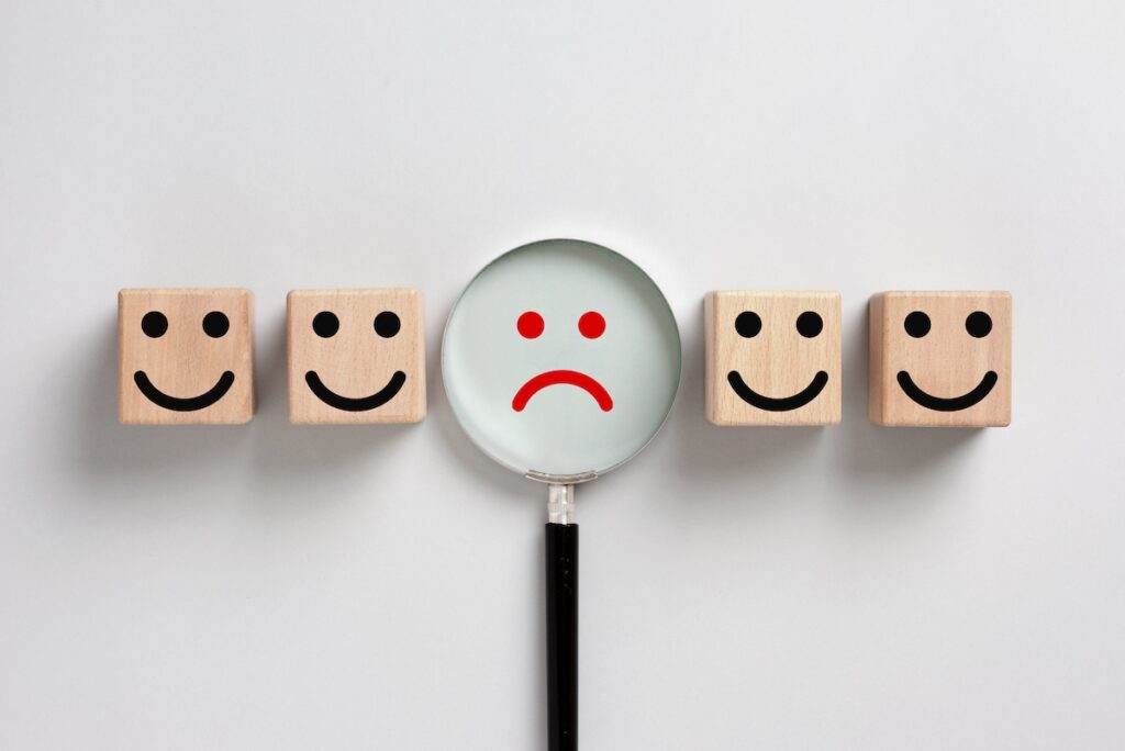 正当な人事評価がされていないと感じる人が多いと、退職の原因にもなりかねない。人事評価は社員の昇格・降格など処遇を決定するものであり、モチベーションや愛社精神に大きく関わる。評価シートのテンプレートを作成して行うと良い