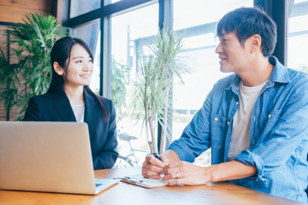 評価の後は、上司と部下の1on1ミーティング(面談)などを通じてフィードバックを行う。その際、一方的にならないよう指標を示すことが大切。